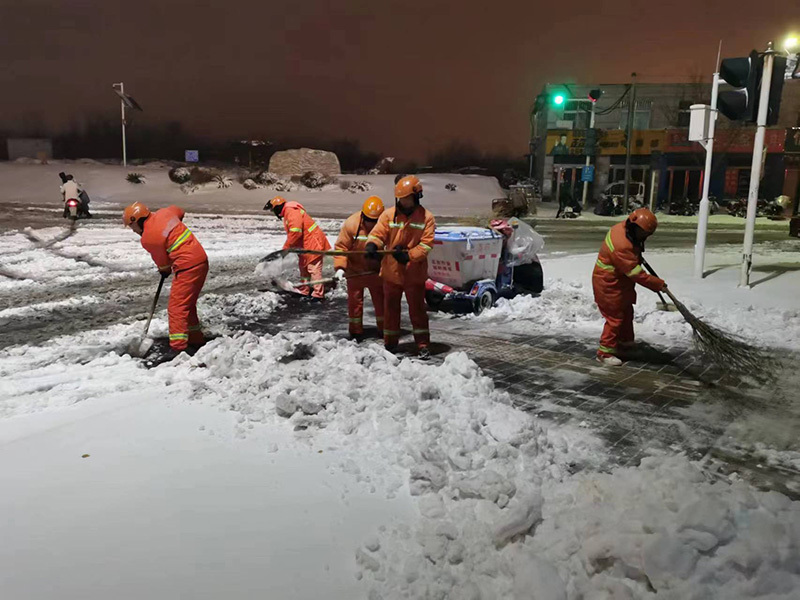 晝夜奮戰清冰雪 不畏嚴寒保暢通