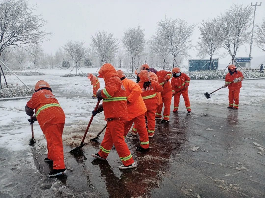 陽春三月迎降雪 遇“雪”奮戰保通暢